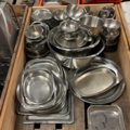 1373218-1 Samling med serveringsfat och skålar i rostfritt