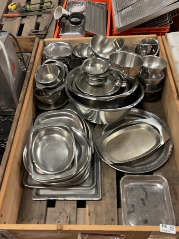 1373218-1 Samling med serveringsfat och skålar i rostfritt