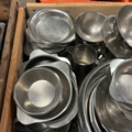 1373218-2 Samling med serveringsfat och skålar i rostfritt