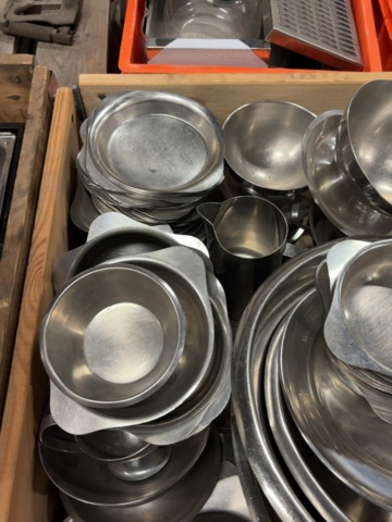 1373218-2 Samling med serveringsfat och skålar i rostfritt