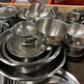 1373218-3 Samling med serveringsfat och skålar i rostfritt