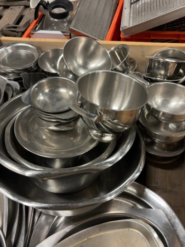 1373218-3 Samling med serveringsfat och skålar i rostfritt