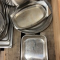 1373218-4 Samling med serveringsfat och skålar i rostfritt