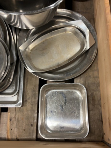 1373218-4 Samling med serveringsfat och skålar i rostfritt
