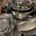 1373218-5 Samling med serveringsfat och skålar i rostfritt