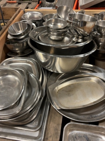 1373218-5 Samling med serveringsfat och skålar i rostfritt