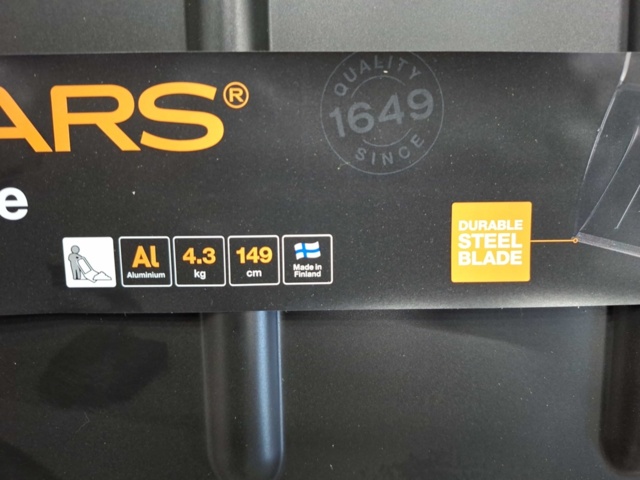 1543452-5 Snösläde med non stick-skopa 149,5 cm, Fiskars