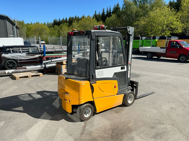 1543720-3 Electric forklift with charger - Jungheinrich EFG-Vac16 SP G-330ZZ