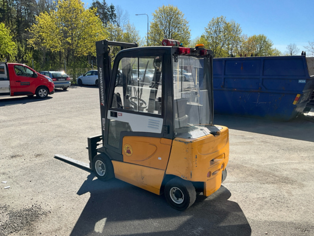 1543720-4 Electric forklift with charger - Jungheinrich EFG-Vac16 SP G-330ZZ