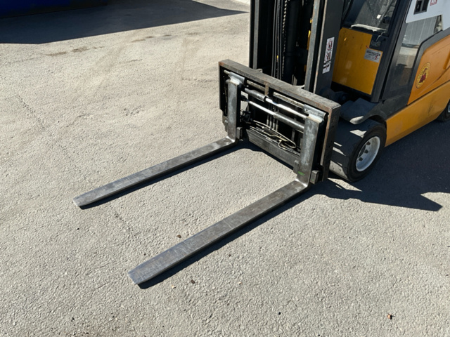 1543720-5 Electric forklift with charger - Jungheinrich EFG-Vac16 SP G-330ZZ