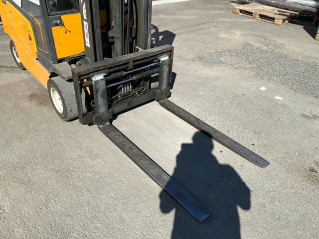 1543720-6 Electric forklift with charger - Jungheinrich EFG-Vac16 SP G-330ZZ