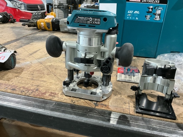 1543730-4 Kantfräs med tillbehör - Makita DRT50ZJX5