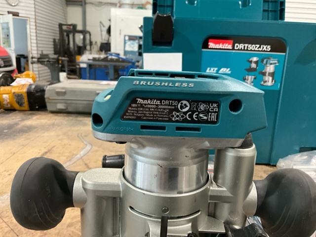 1543730-6 Kantfräs med tillbehör - Makita DRT50ZJX5