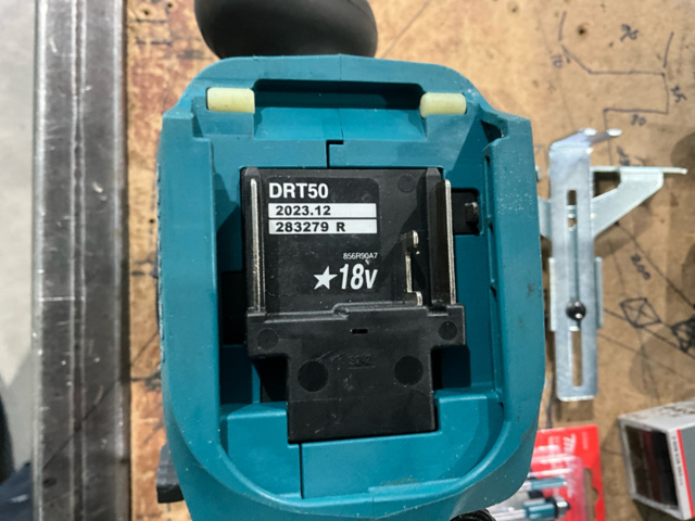 1543730-7 Kantfräs med tillbehör - Makita DRT50ZJX5
