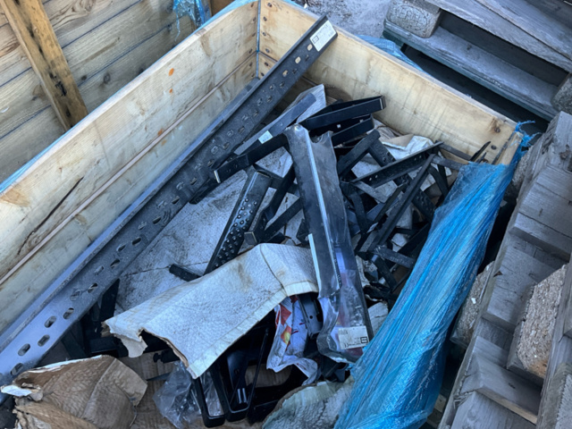 1543811-4 Roof bridge components