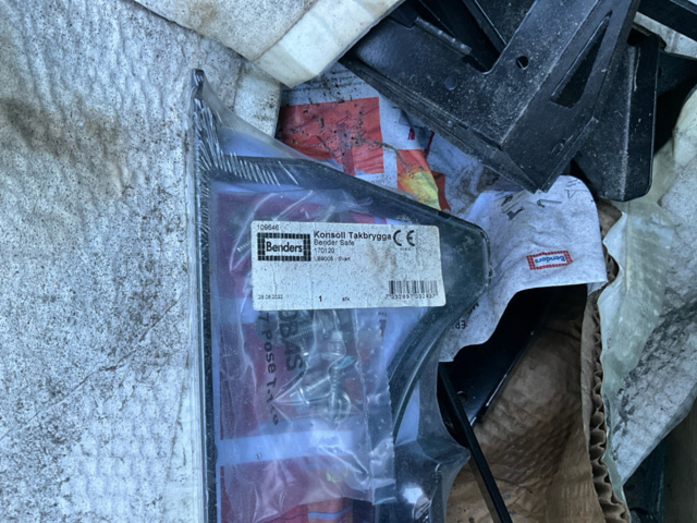 1543811-5 Roof bridge components