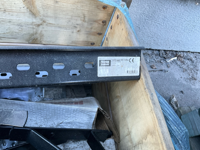 1543811-6 Roof bridge components