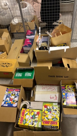 1482676-14 Parti med böcker, tidningar och hyllor