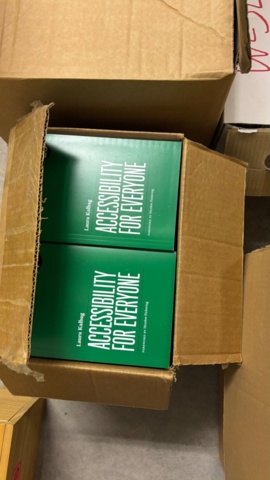 1482676-18 Parti med böcker, tidningar och hyllor