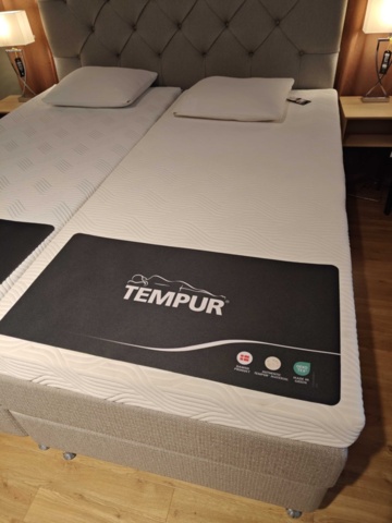 1400753-3 Dubbelsäng, lampor, m.m. - Tempur Promise adjustable 2x90 cm