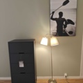 1400756-1 Byrå, golvlampa och tavla