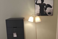 1400756 Byrå, golvlampa och tavla