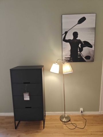 1400756-1 Byrå, golvlampa och tavla