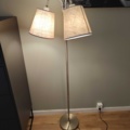 1400756-4 Byrå, golvlampa och tavla