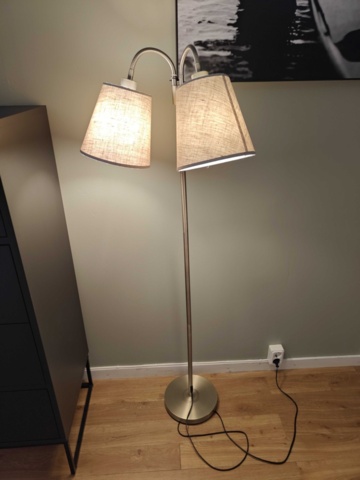 1400756-4 Byrå, golvlampa och tavla