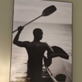 1400756-6 Byrå, golvlampa och tavla