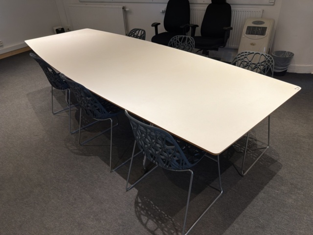 1533306-2 Conference table with 6 chairs