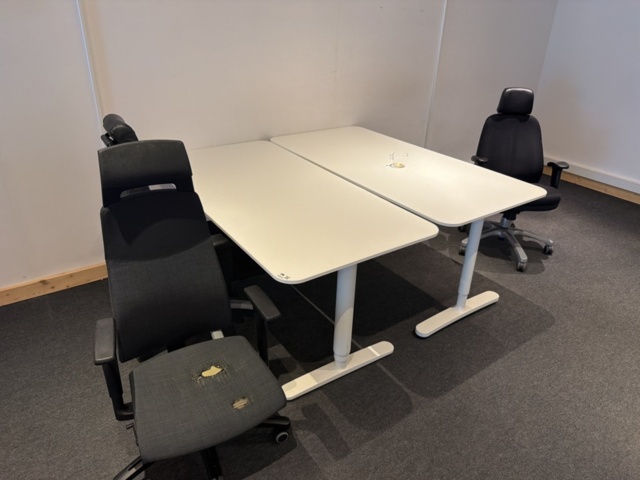 1533307-1 Office furniture and audio equipment
