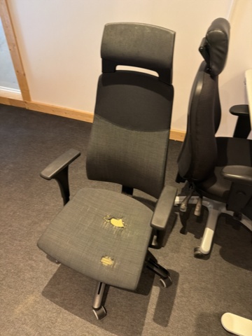 1533307-3 Office furniture and audio equipment