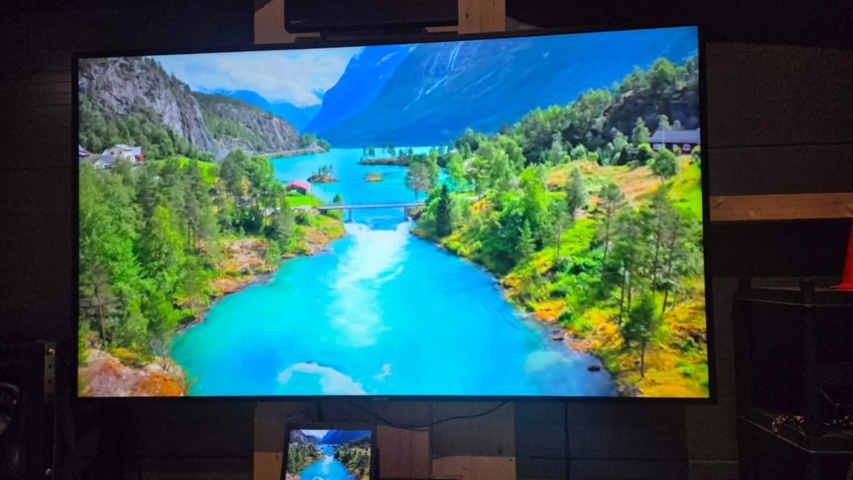 1500147-1 TV 98" with wall mount - Voxicom