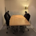 1533323-1 Konferensrum med diverse möbler och inredning