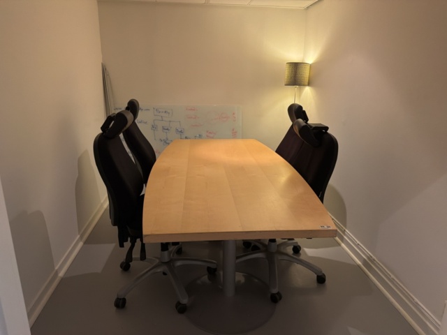 1533323-1 Konferensrum med diverse möbler och inredning