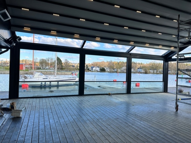 1539958-2 Oanvänt pergolasystem SOLID 285 m² – motordrivna glaspartier och isolerad takduk