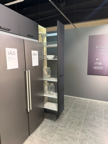 1344323-19 Utställningskök HTH Focus – svart ek med Bora X Pure och premiumutrustning