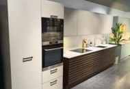 1344324 Exklusivt visningskök – Nordic Spirit Harmony Dark / Focus Lera med AEG-vitvaror