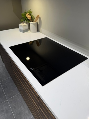 1344324-12 Exklusivt visningskök – Nordic Spirit Harmony Dark / Focus Lera med AEG-vitvaror