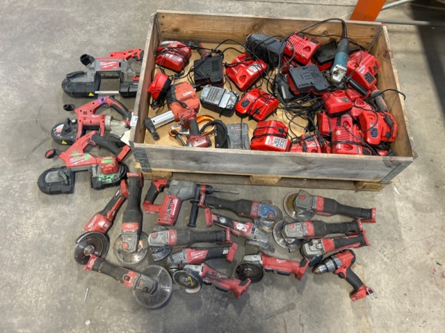 1531853-2 Milwaukee 17-piece power tools