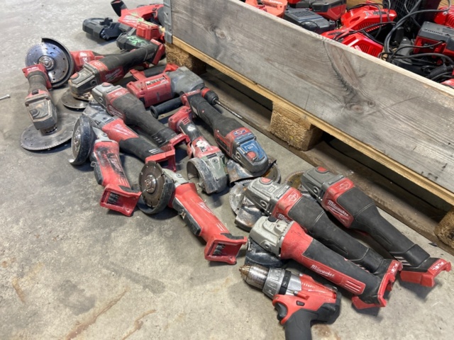 1531853-3 Milwaukee 17-piece power tools