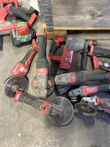 1531853-8 Milwaukee 17-piece power tools
