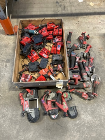 1531853-1 Milwaukee 17-piece power tools