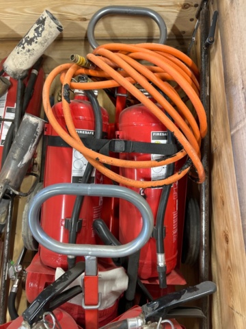 1531859-4 Fire extinguishers 6 pcs and cable reels 2 pcs