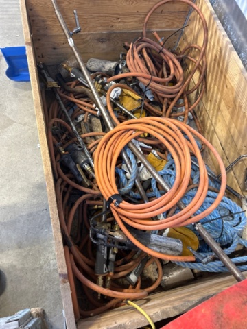 1531899-6 Fire extinguishers, hot-work carts, gas burners