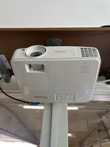 1531919-2 Projektor BenQ med duk