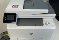 1531921 Skrivare HP och två datorskärmar
