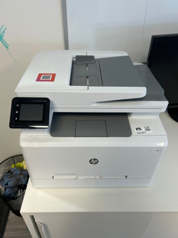 1531921-1 Skrivare HP och två datorskärmar