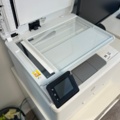 1531921-2 Skrivare HP och två datorskärmar